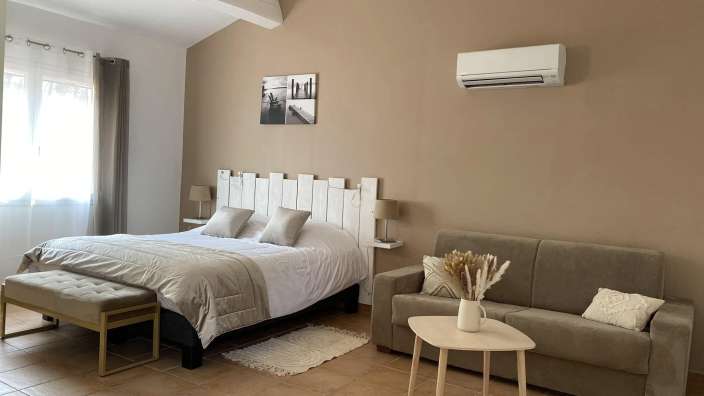 Ein Schlafzimmer mit einem Bett und einem Couchtisch