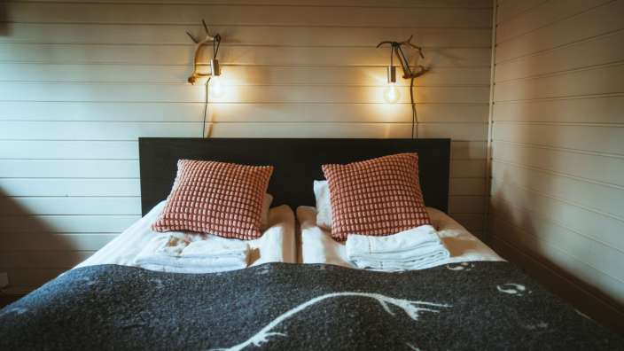 Ein Bett mit zwei Kissen und einer Decke darauf