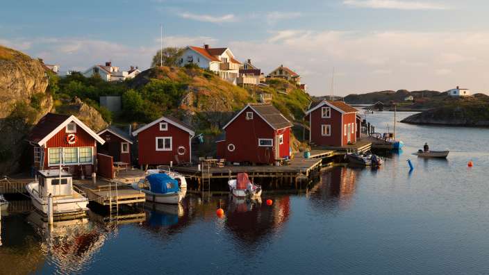 Rote Fischerhütten am Wasser: Bohuslän