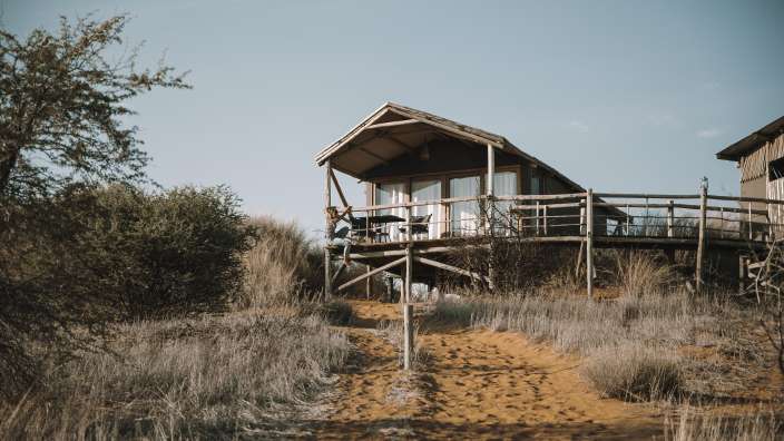 Ein kleines Haus auf einem Hügel in der Wüste