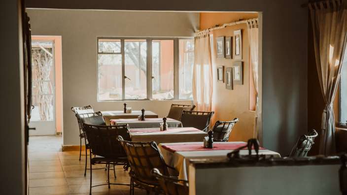 Eine Reihe von Tischen und Stühlen in einem Restaurant