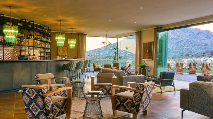Ein Wohnzimmer mit vielen Stühlen und einer Bar