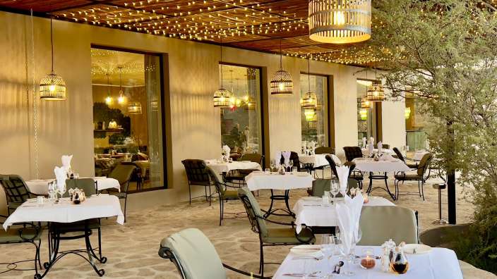 Ein Restaurant mit vielen Tischen und Stühlen