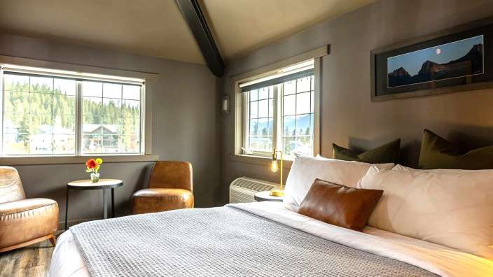 Ein Hotelzimmer mit einem Bett und einem Stuhl