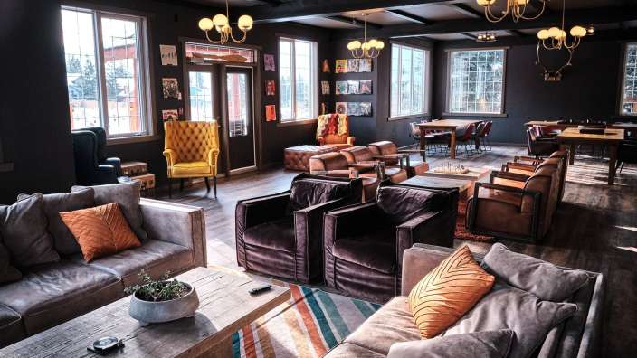 Ein Wohnzimmer mit vielen Couchen und Stühlen