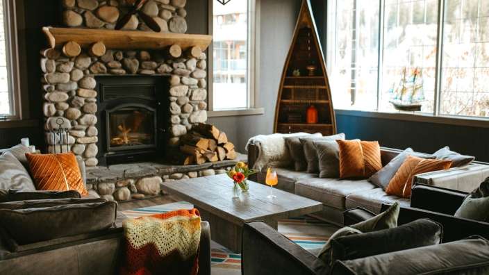 Ein Wohnzimmer mit vielen Möbeln und einem Steinkamin