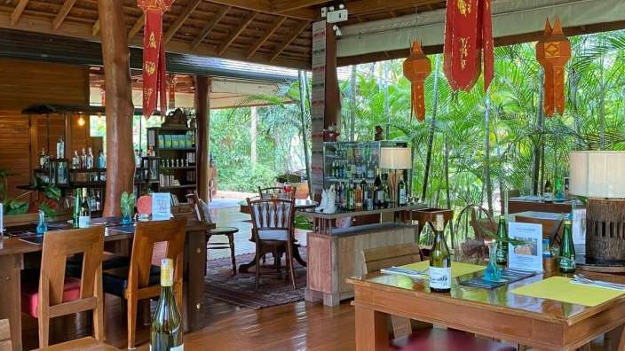 Ein Restaurant mit Tischen und Stühlen und Flaschen Wein