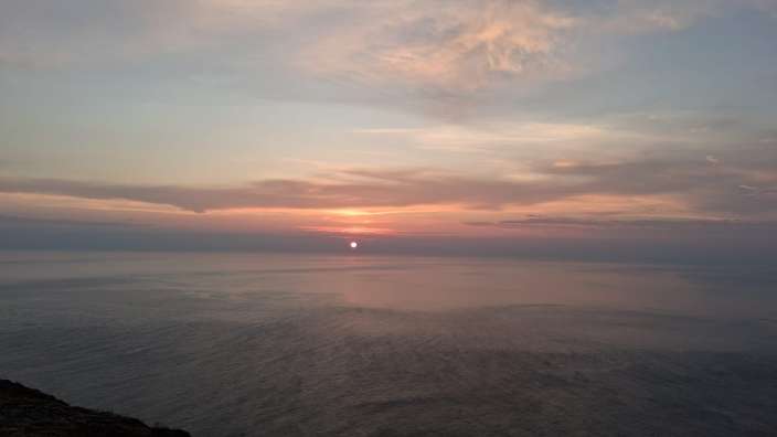 Die Sonne geht über dem Ozean unter