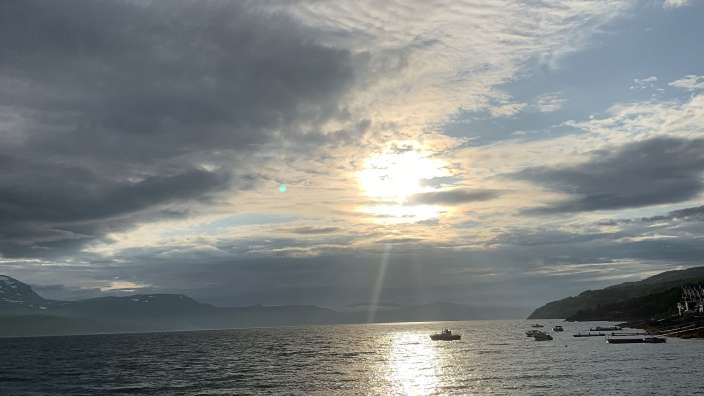 Die Sonne scheint durch die Wolken über dem Ozean