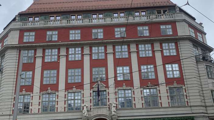 Ein großes rot-weißes Gebäude mit einem Schild davor, das sagt " no parking "