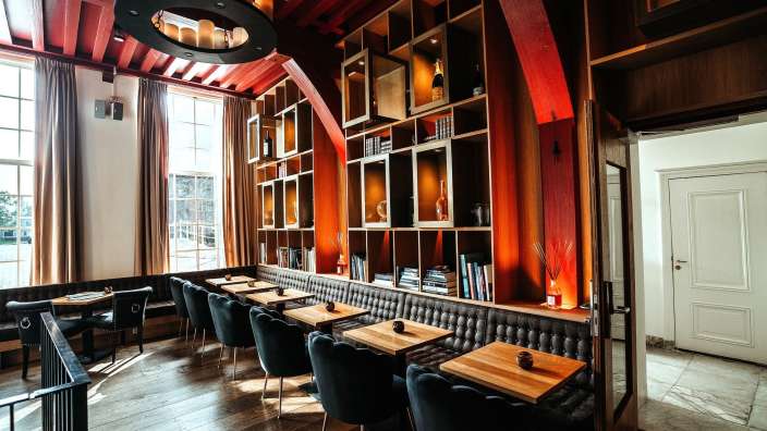 Ein Restaurant mit vielen Tischen und Stühlen