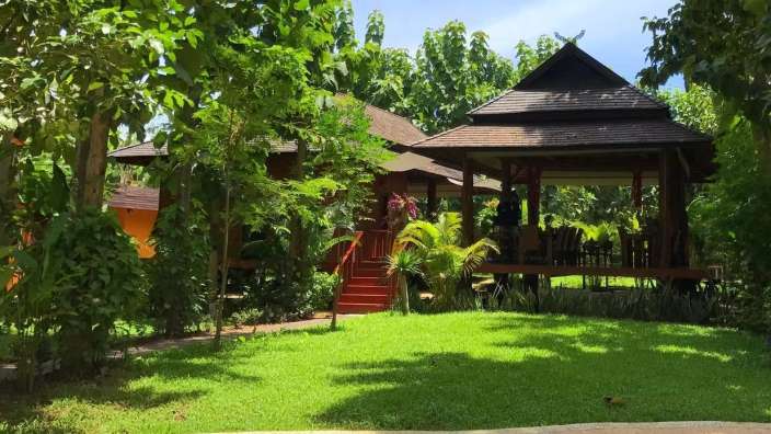 Ein kleines Holzhaus mit einem roten Treppenaufgang