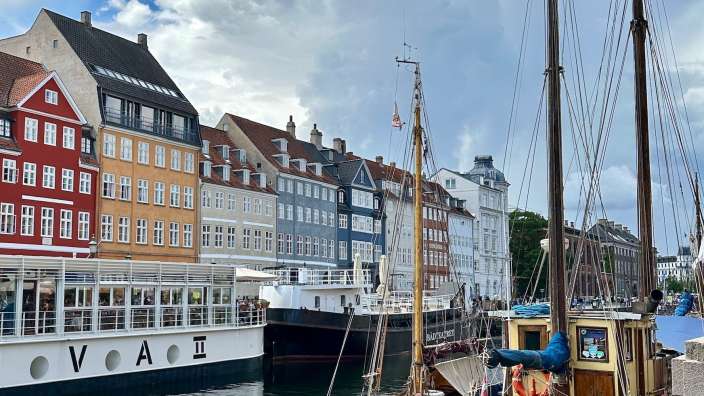 Ein weißes Boot mit den Buchstaben vai ii darauf