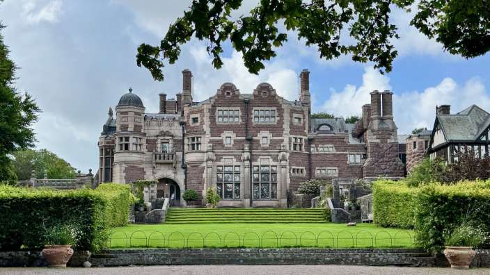 Ein großes Gebäude mit vielen Fenstern und Treppen