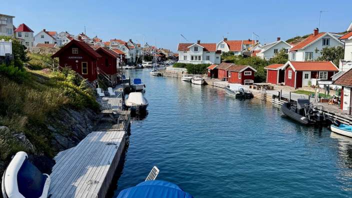 Ein kleines Dorf mit roten Hütten und weißen Häusern