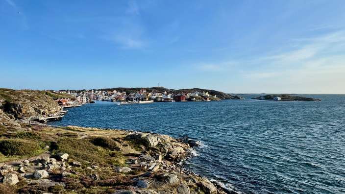 Eine kleine Stadt liegt am Rande eines großen Ozeans