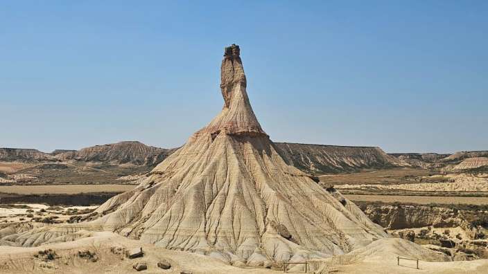 Halbwüste Bardenas Real Ein sehr hoher Felsvorsprung in der Wüste