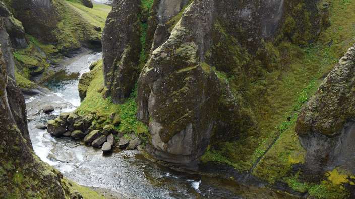Ein Fluss fließt durch eine Schlucht zwischen zwei Felsen