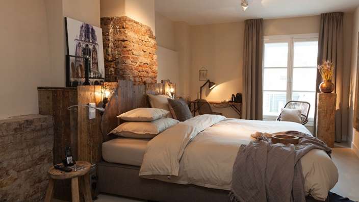 Ein Schlafzimmer mit einem Bett und einem Stuhl