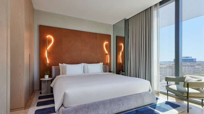 Ein Hotelzimmer mit einem Bett und einem Stuhl