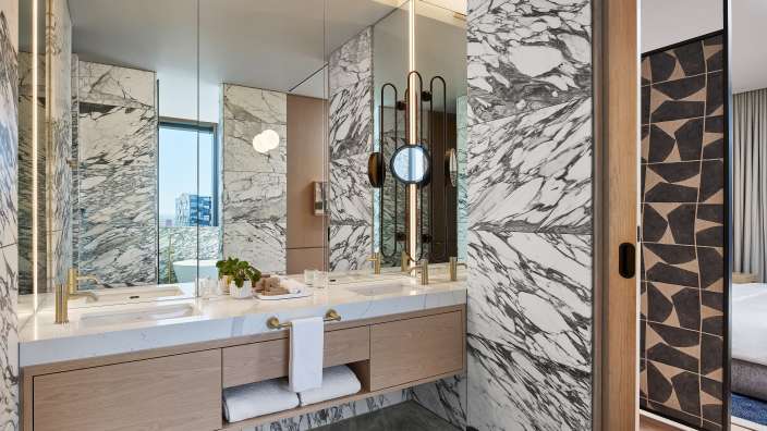 Ein Badezimmer mit Marmorwänden und einem Waschbecken