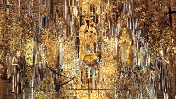 Ein großer altar in einer kirche mit vielen statuen