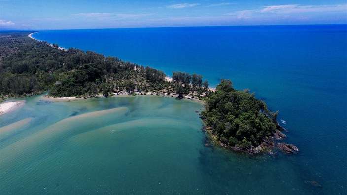 Eine kleine Insel im Ozean mit Bäumen darauf