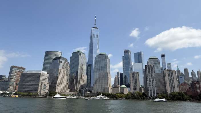 Die skyline von new york city an einem sonnigen tag
