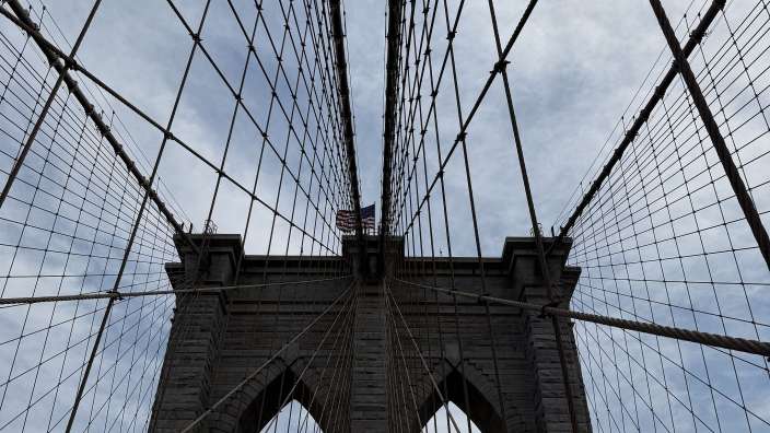 Eine Brücke mit einer amerikanischen Flagge an der Spitze