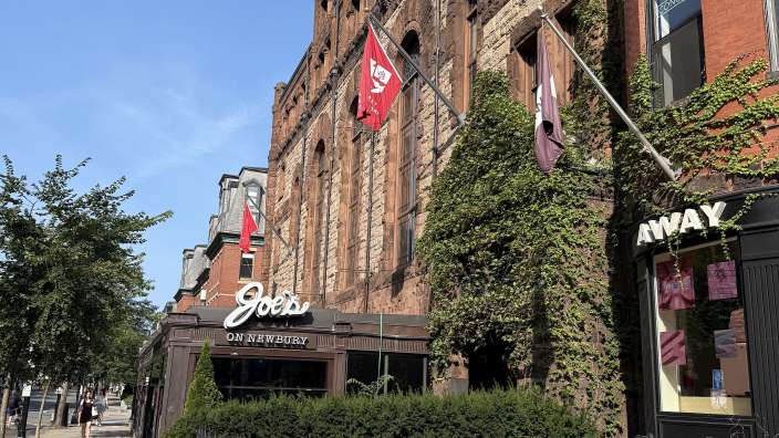 Ein großes Backsteingebäude mit der Aufschrift joe 's on newbury