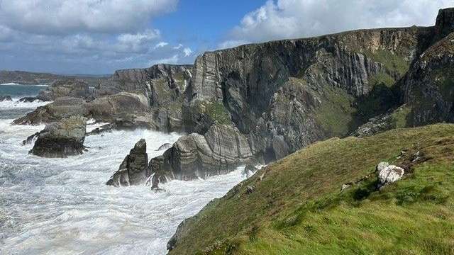Eine Klippe mit Blick auf das Meer an einem sonnigen Tag
