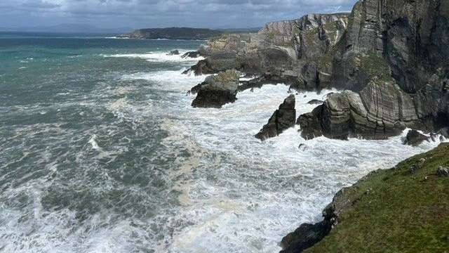 Eine felsige Küste mit einem großen Ozean dahinter