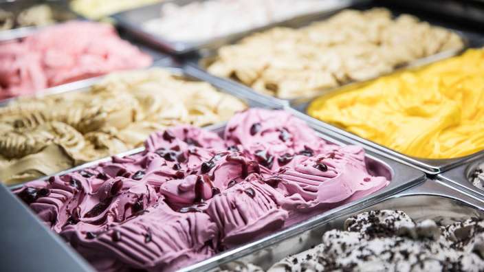 Verschiedene Arten von Eis in Schüsseln auf einem Tisch
