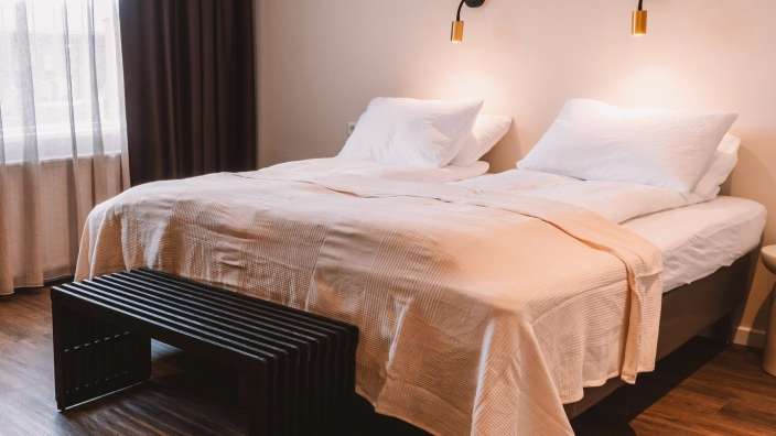 Ein Hotelzimmer mit zwei Betten und einer Bank