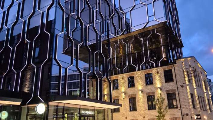 Ein großes Gebäude mit vielen Fenstern und der Aufschrift ' hotel ' darauf