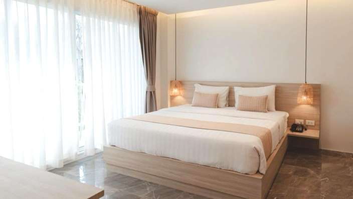 Ein Schlafzimmer mit einem Bett und einem Fenster