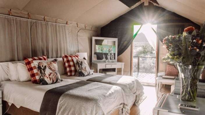 Ein Schlafzimmer mit zwei Betten und einem Spiegel