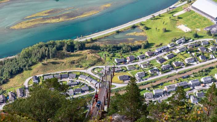 Eine Luftaufnahme einer Stadt mit dem Titel andreas gayde