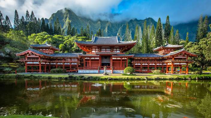 Ein chinesischer Palast mit einem See im Vordergrund