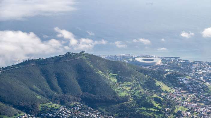 Tafelberg I Kapstadt Eine Stadt liegt auf einem Hügel mit Blick auf den Ozean
