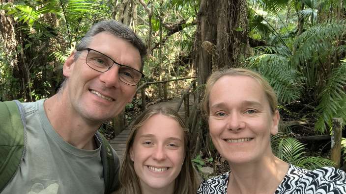 St. Lucia Ein mann und eine frau posieren für ein selfie in einem wald