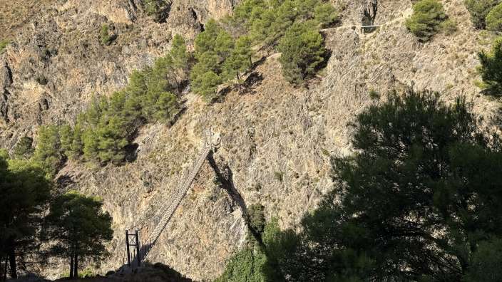 Wanderung Aceituno nach El Saltillo Eine Hängebrücke führt über eine Felswand
