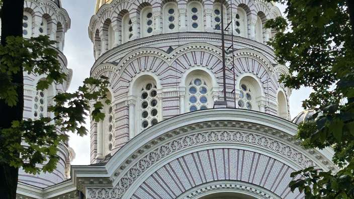 Eine Kirche mit einer goldenen Kuppel und einem Kreuz darauf