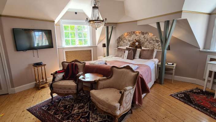 Ein Schlafzimmer mit einem Bett und einem Fernseher