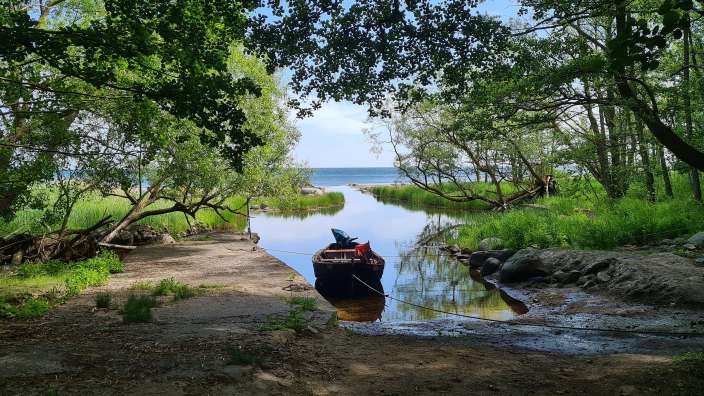 Ein kleiner Fluss mit einem Boot im Wasser