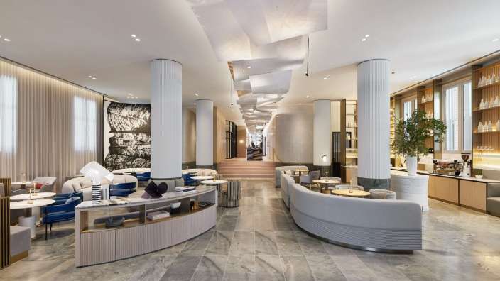 Ein großer Raum mit vielen Möbeln und einer Treppe