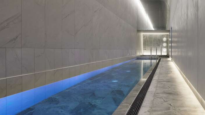 Ein sehr langes Schwimmbad mit blauem Licht