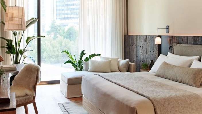 Ein Hotelzimmer mit einem großen Bett und einem Stuhl