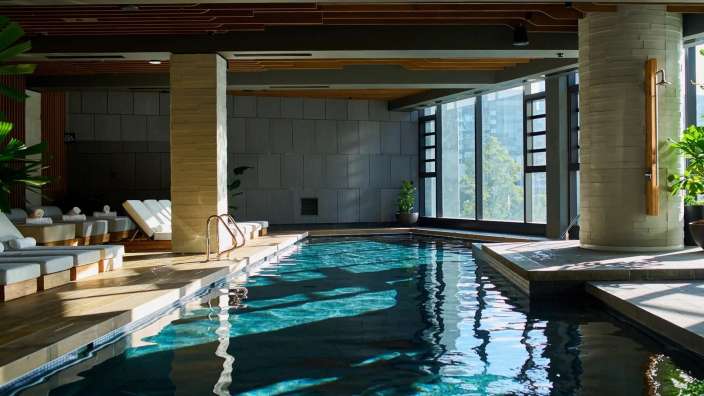 Ein großer Swimmingpool in einem Gebäude mit vielen Fenstern