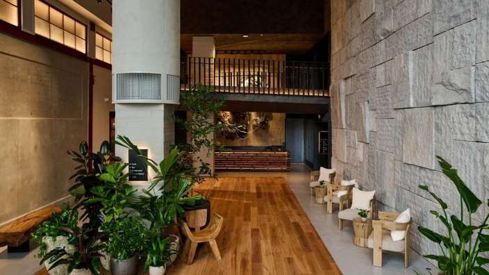 Ein Flur mit Holzböden und Stühlen und Pflanzen